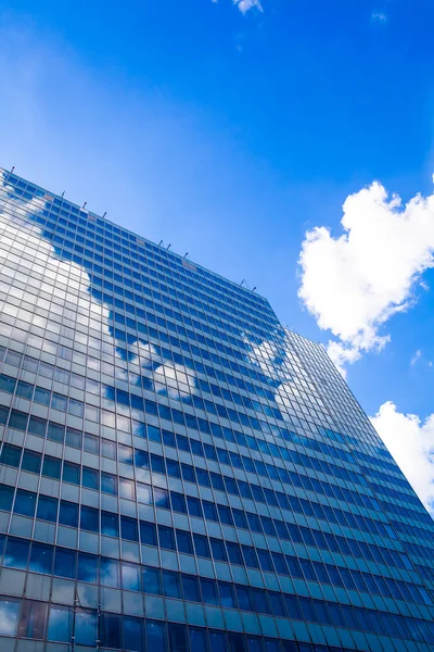 Abstraktes Bauen. Blaue Glaswand eines Wolkenkratzers — Stockfoto