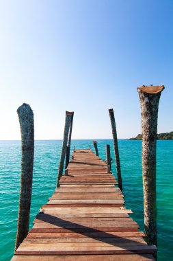 Tropik tatil köyü. Sahilde sahil yürüyüşü