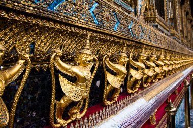 emerald buddha Tapınağı. Altın süs pıtırtı heykelcikler