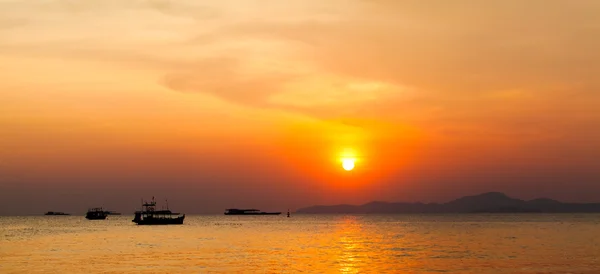 Sunset boat in Thailand. Fishing boat sunrise — Stock Photo, Image