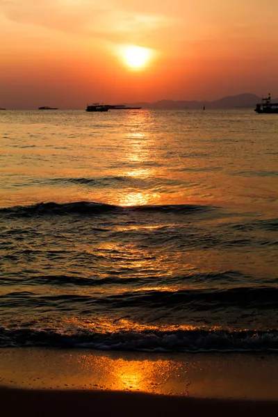 Sunset boat in Thailand. Fishing boat sunrise — Stock Photo, Image