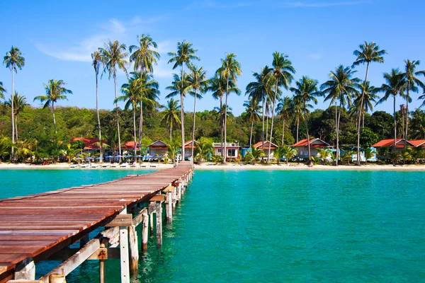 Tropical Resort. boardwalk on beach — Stock Photo, Image