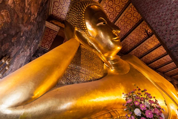 Gouden grote Boeddha gezicht in wat pho, bangkok, thailand. Grand palace — Stockfoto