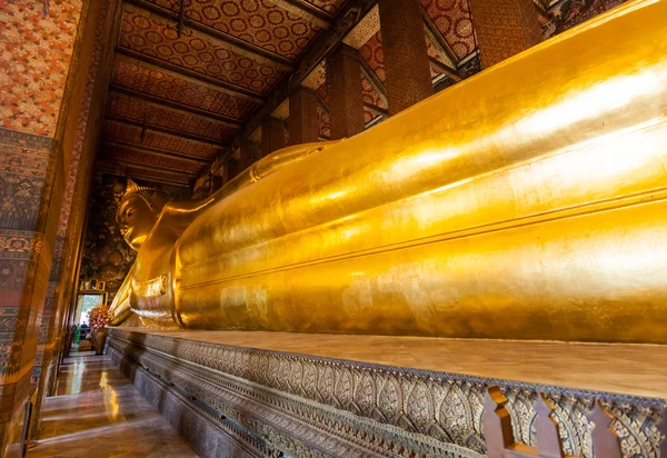 Gyllene big buddha ansikte i wat pho, bangkok, thailand. Grand palace Royaltyfria Stockfoton