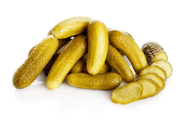 Pepinos en escabeche. Calabazas sobre fondo blanco — Foto de Stock