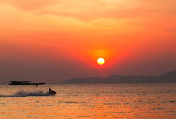 Barco puesta de sol en Tailandia. Pesca barco amanecer — Foto de Stock