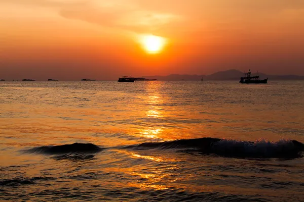Barco puesta de sol en Tailandia. Pesca barco amanecer — Foto de Stock