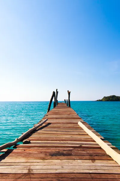 Tropical Resort. boardwalk on beach — Stock Photo, Image