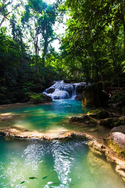 Erawan vodopád, Kanchanaburi, Thajsko. — Stock fotografie