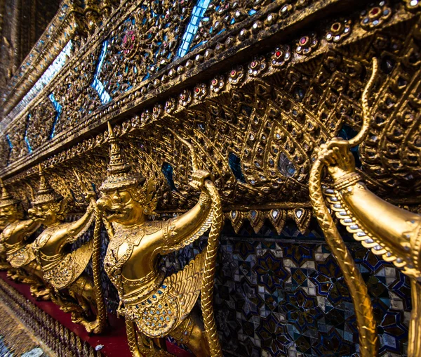 Temple of the Emerald Buddha. Gold ornamental patter statuettes — Stock Photo, Image