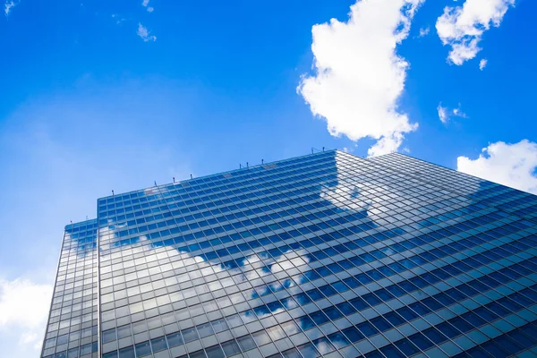 Blauwe glazen wand van wolkenkrabber — Stockfoto