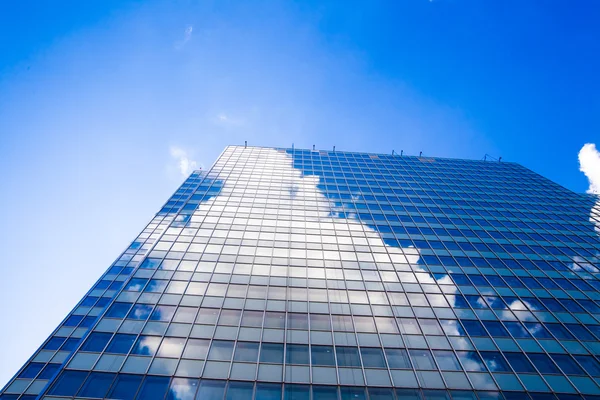 Blauwe glazen wand van wolkenkrabber — Stockfoto