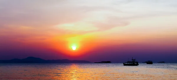 Закат лодки в Таиланде — стоковое фото