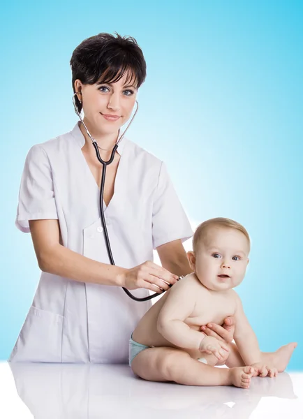 Schöne Ärztin und Baby lizenzfreie Stockbilder