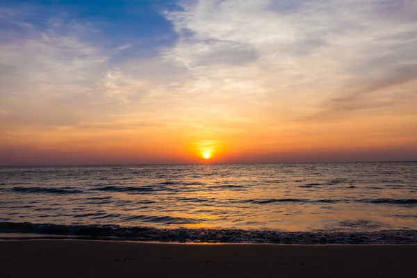 Pôr do sol na praia — Fotografia de Stock