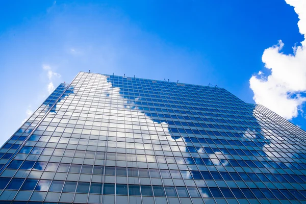Abstracte gebouw. blauwe glazen wand van wolkenkrabber — Stockfoto