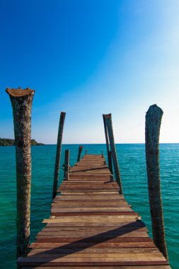 Tropik tatil köyü. Sahilde sahil yürüyüşü