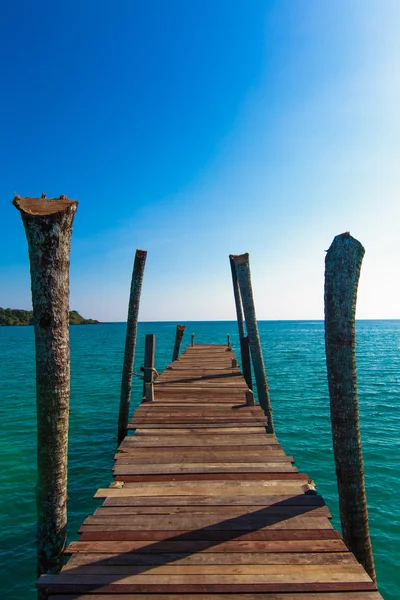 Tropik tatil köyü. Sahilde sahil yürüyüşü