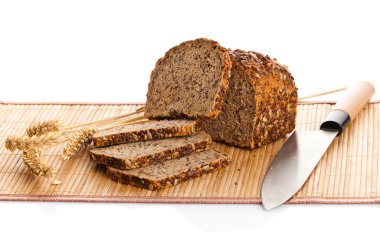 taze ekmek ahşap kesme tahtası ile bir ekmek dilimlenmiş