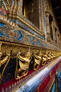emerald buddha Tapınağı. Altın süs pıtırtı heykelcikler