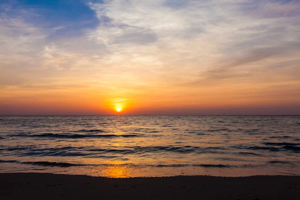 Pôr do sol na praia. nascer do sol no mar — Fotografia de Stock