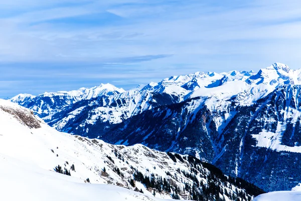 Gipfel der Berge. hohe Berge unter Schnee — Stockfoto