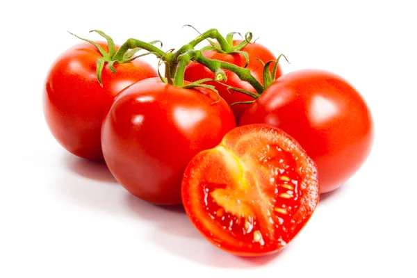 Close-up van tomaten op de wijnstok geïsoleerd op wit. tomaat branch — Stockfoto