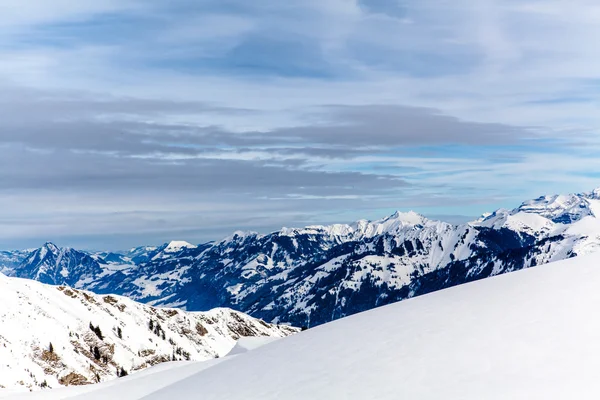 Top van bergen. hoge bergen onder de sneeuw — Stockfoto