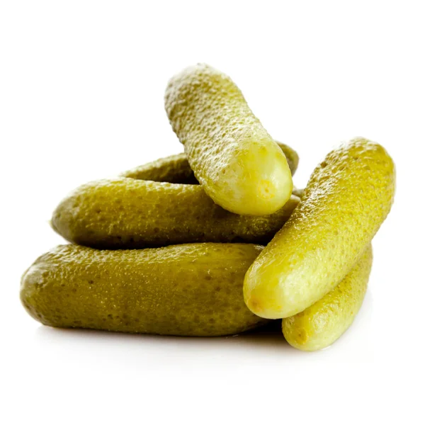 Gepekelde komkommers. augurken op een witte achtergrond — Stockfoto