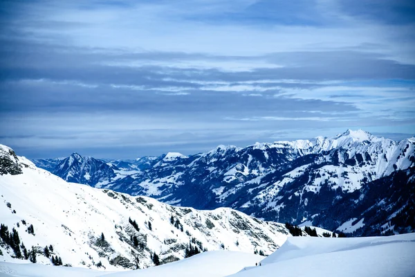 Gipfel der Berge. hohe Berge unter Schnee — Stockfoto