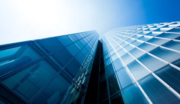 Immeubles de bureaux. silhouettes en verre modernes de gratte-ciel — Photo