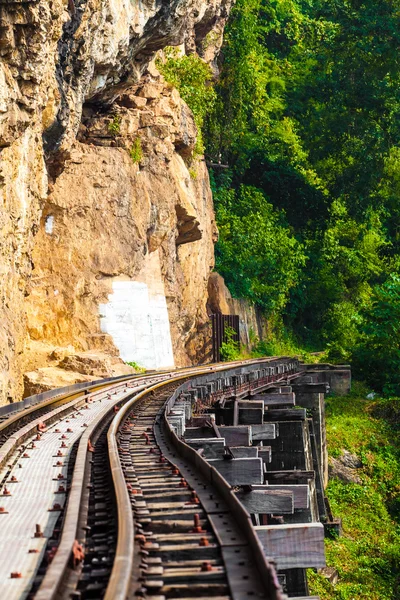 Cliff, Tayland kwai Nehri boyunca yanında ölü tren — Stok fotoğraf