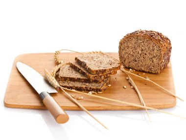 taze ekmek ahşap kesme tahtası ile bir ekmek dilimlenmiş