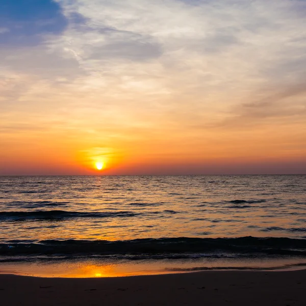 Pôr do sol na praia. nascer do sol no mar — Fotografia de Stock