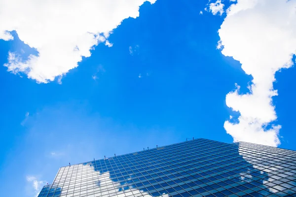 Abstracte gebouw. blauwe glazen wand van wolkenkrabber — Stockfoto