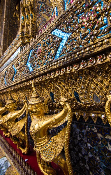 Temple of the Emerald Buddha. Gold ornamental patter statuettes — Stock Photo, Image