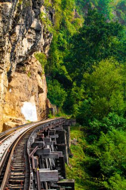 cliff, Tayland kwai Nehri boyunca yanında ölü tren