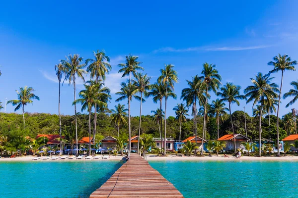 Wooden pathway. Tropical Resort. boardwalk on beach — Stock Photo, Image