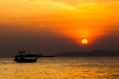 Tayland balıkçı teknesi. sunris teknede balık silüeti