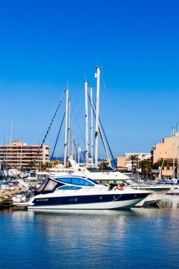 Yat ve tekne yat limanında demirlemiş. yelkenli tekne