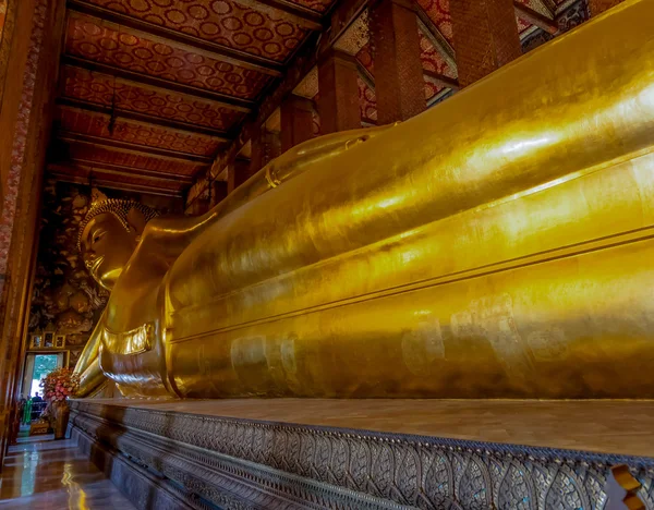 Golden big Buddha face in Wat Pho, Bangkok, Thailand. Grand Pa — стоковое фото