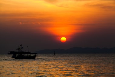 Tayland balıkçı teknesi. sunris teknede balık silüeti