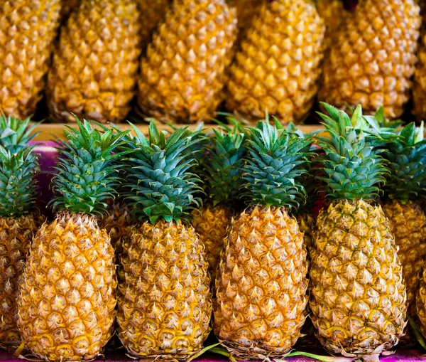 Verse ananas te koop. — Stockfoto