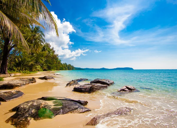 Hermosa playa y mar tropical — Foto de Stock