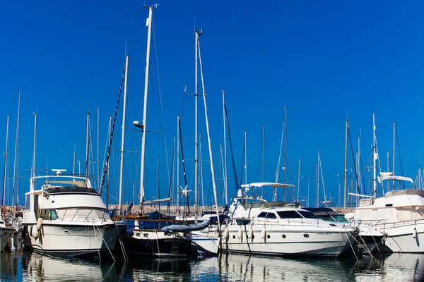 White yachts on an anchor in harbor — Stock Photo, Image