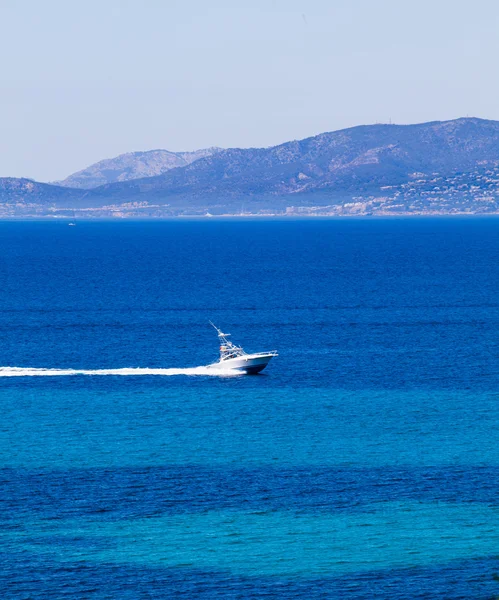 Jachty w kolorze niebieskim. Mallorca, Hiszpania. widok z góry — Zdjęcie stockowe
