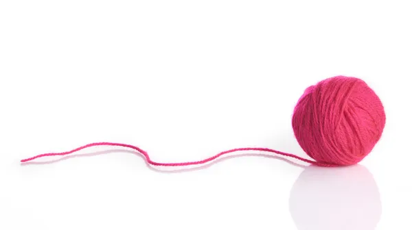 ウール糸のボールは白で隔離されます。編むことのための毛糸の玉 ストックフォト