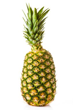 Beyaz bir arka plan üzerinde izole taze ananas.