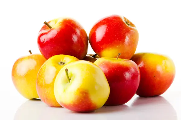 Verse kleurrijke appels geïsoleerd op witte achtergrond — Stockfoto
