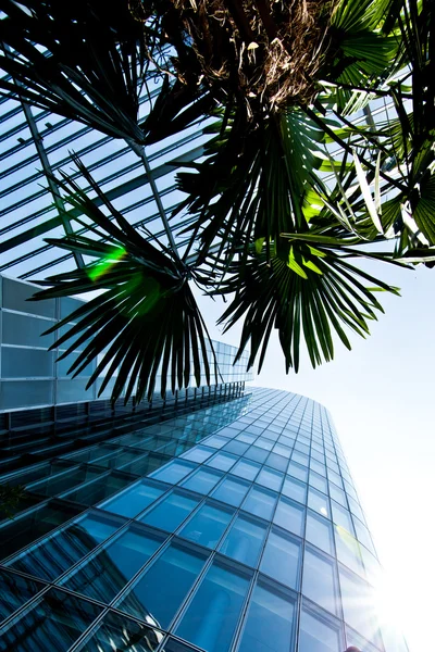 Edificio abstracto. pared de cristal azul de rascacielos — Foto de Stock